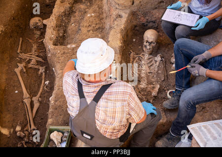 Ausgrabungen im Rathaus Parkplatz in Pforzheim, Baden-Württemberg, Deutschland, Gräber von einer mittelalterlichen Siedlung, Kloster, Archäologen der S Stockfoto