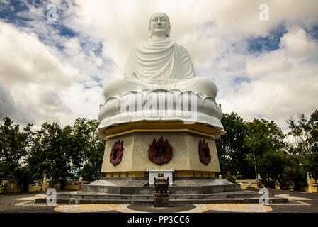 Vietnam, Nha Trang - Januar 3, 2016: Statue des Großen Buddha in Long Son Pagode Stockfoto
