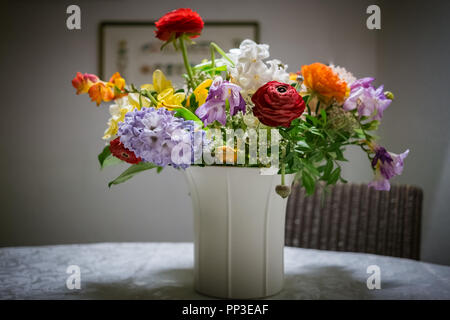 Noch immer leben mit anderen Blumen in eine weiße Vase auf dem Tisch. Stockfoto