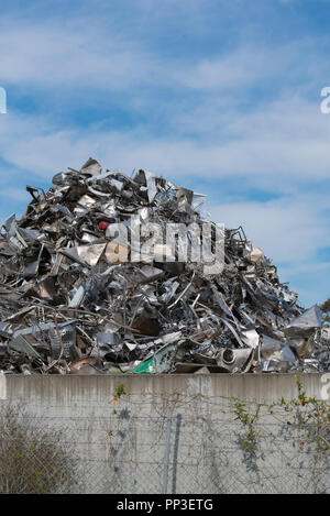 Einen großen Haufen von Abfälle aus rostfreiem Stahl warten auf Recycling zerdrückt werden und gesendet werden Stockfoto