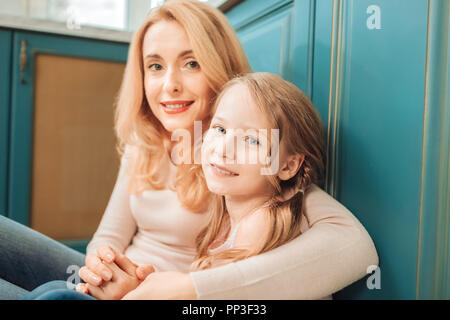 Portrait von erfreut, Frau, umarmen, ihr Kind Stockfoto