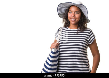 Ziemlich gemischten Rennen junge Frau in gestreiften Strand nautische Sommer Kleidung mit Sommer Hut und Strandtasche auf weißem Hintergrund Stockfoto