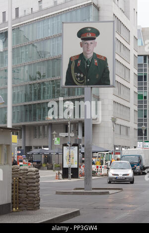 Allied checkpoint berühmten Checkpoint Charlie, Portrait eines Roten Armee Soldat Stockfoto
