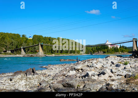 Fischer an der alten Aisk Brücke über den Fluss Katun in der Nähe des Dorfes Aya, Altairegion Stockfoto