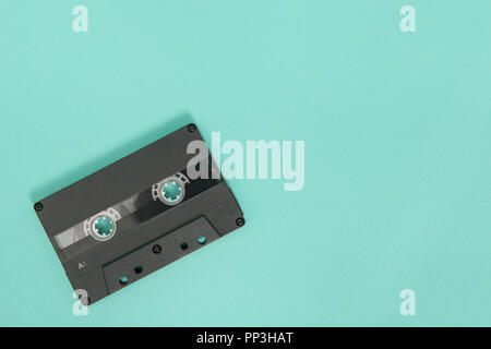 Schwarze leere Kassette auf einem türkis-blauen Hintergrund Stockfoto