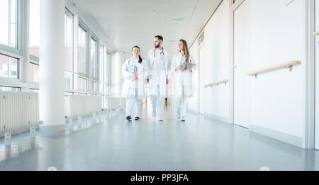 Ärzte, zwei Frauen und einem Mann, im Krankenhaus Stockfoto