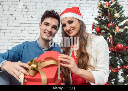 Frau und Mann in Liebe mit Geschenken für Weihnachten Stockfoto