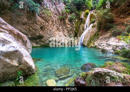 Natürlicher Wasserfall und See in Polilimnio Bereich in Griechenland. Polimnio ist ein Komplex von Wasserfällen und Seen sind in Peloponnes. Stockfoto