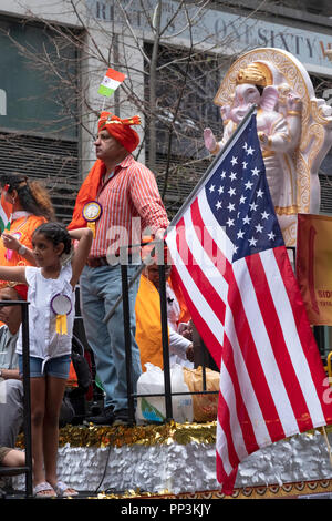 Ein Mann auf einem float trägt einen Turban und halten eine amerikanische Flagge. Am Indien Day Parade 2018 in Manhattan, New York City. Stockfoto