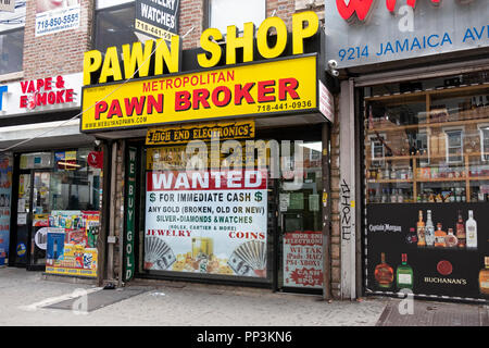 Das Äußere des Eingang des METROPOLITAN PAWN BROKER Pfandleihe auf Jamaica Avenue im Woodhaven Abschnitt von Queens, New York und Stockfoto