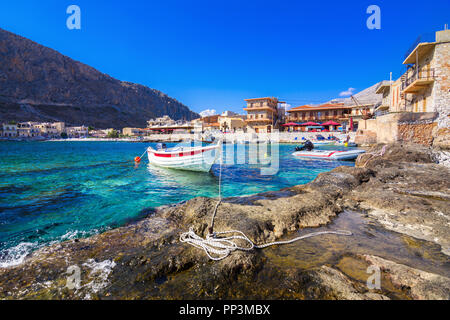 Alte Läger in den kleinen Hafen von gerolimenas Dorf, Mani region, Lakonien, Peloponnes, Griechenland. Stockfoto