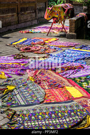 Farbenfrohe Textilien, Souvenirs in Bali, Indonesien verkauft. Stockfoto