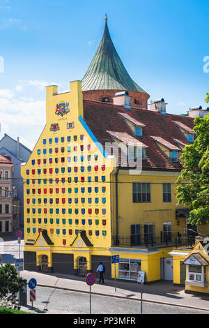 Jacob's Kaserne Riga, Ansicht des gelben Giebelseite Wand in dem Jakob Kaserne Gebäude und der Pulverturm in der Altstadt von Riga, Lettland. Stockfoto