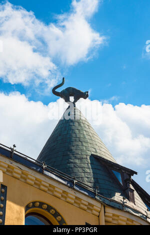 Riga Cat House, Blick auf eine Katze in Silhouette auf einer Ecke Türmchen des berühmten Cat House (Kaku Nams) in der Altstadt von Riga, Lettland montiert. Stockfoto