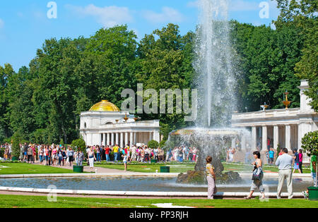 PETERHOF, St.-Petersburg, Russland - Juli 22, 2014: die Menschen in der Nähe der Schüssel Brunnen in der Unteren Park im Staatlichen Museum bewahren Peterhof. Stockfoto