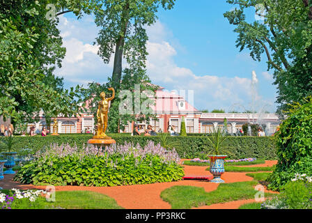 PETERHOF, Saint Petersburg, Russland - 22 JULI 2014: Schachbrettkaskade und Bacchus mit Satyr Skulptur im östlichen Teil des Unteren Park. Stockfoto