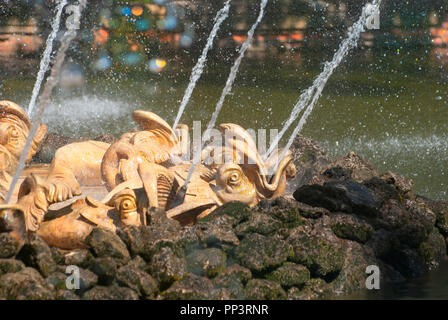 PETERHOF, St.-Petersburg, Russland - Juli 22, 2014: Delphine der Sonne Brunnen Im östlichen Teil des Unteren Park im Staatlichen Museum bewahren Stockfoto