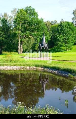 PETERHOF, St.-Petersburg, Russland - Juli 14, 2016: Gothic. Alexandria Park. Es ist das Schloss und der Park ensemble Stockfoto