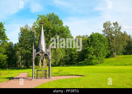 PETERHOF, St.-Petersburg, Russland - Juli 14, 2016: Gothic. Alexandria Park. Es ist das Schloss und der Park ensemble Stockfoto