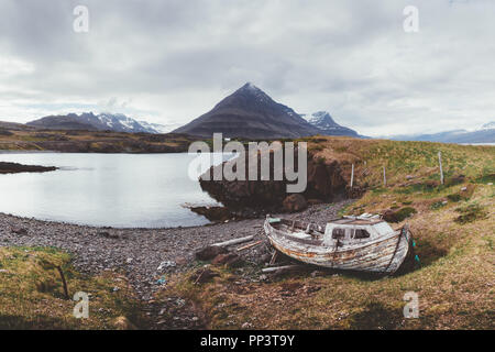 Typische Island Landschaft mit Fjorden, Bergen und alten Schiff Stockfoto