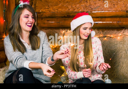 Freunde Spaß mit Feuer funkelt auf der Startseite Weihnachtsfeier Stockfoto