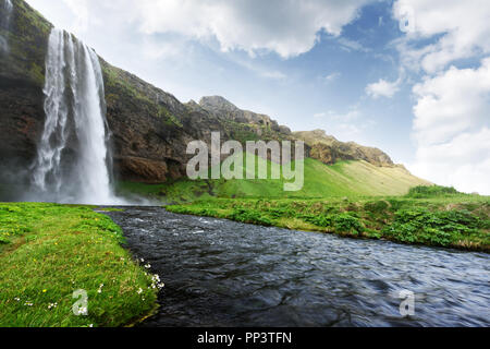 Sonnenaufgang auf dem Seljalandfoss Wasserfall auf Seljalandsa Fluss, Island, Europa. Erstaunliche Ansicht von innen Stockfoto