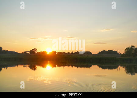 Schönen Sommer Sonnenuntergang am kleinen See. Stockfoto