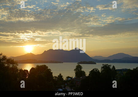 Sonnenaufgang über dem Lago Maggiore Baveno in der Nähe von Stresa, Piemont, Italien gesehen Stockfoto