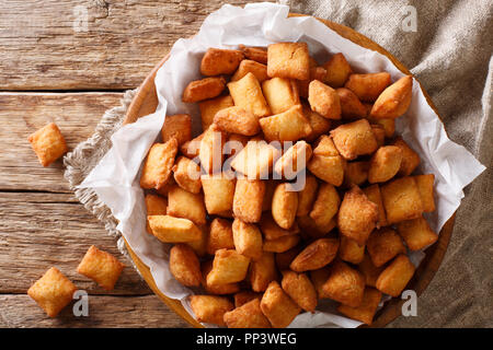 West African beliebte Speisen: Vorspeise Chin Chin gebraten knusprige Teig close-up in einer Schüssel auf den Tisch. horizontal oben Ansicht von oben Stockfoto