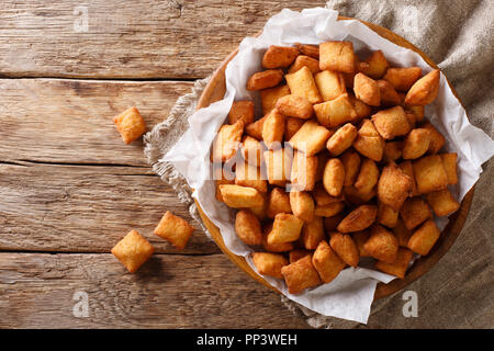 Chin Chin ist eine gebraten Snack in Westafrika, meistens in Nigeria serviert in einer Platte auf ein Close-up Tisch. horizontal oben Ansicht von oben Stockfoto