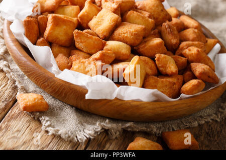 West African beliebte Speisen: Vorspeise Chin Chin gebraten knusprige Teig close-up in einer Schüssel auf dem Tisch. Horizontale Stockfoto