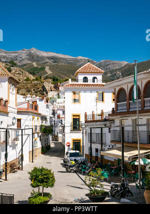 Plaza Francisco Ruiz mit Menschen im Cafe Tische sitzen, Sedella, Axarquia, Andalusien, Spanien Stockfoto