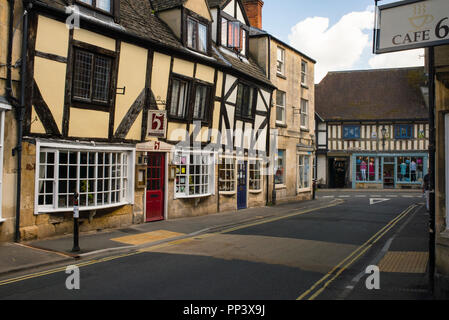 Mittelalterliche Tudor- und Cotswold-Steinhäuser in der Marktstadt Winchcombe, England. Stockfoto