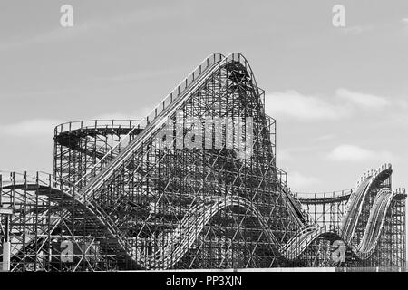 Der große weiße Achterbahn auf Moreys Piers, Wildwood, New Jersey, USA Stockfoto