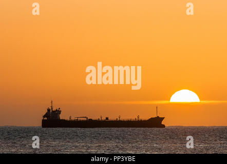 Crosshaven, Cork, Irland. 25. September, 2017. Öltanker Thun Galaxy von der aufgehenden Sonne Silhouette während vor Anker außerhalb der Hafen von Cork, Irland. Stockfoto