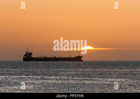 Crosshaven, Cork, Irland. 25. September, 2017. Öltanker Thun Galaxy von der aufgehenden Sonne Silhouette während vor Anker außerhalb der Hafen von Cork, Irland. Stockfoto