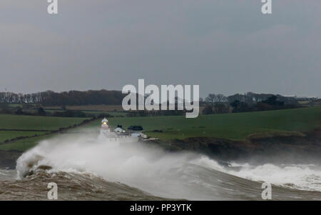 Roches Point, Cork, Irland. 21. Oktober, 2017. Riesige Wellen der Rolle während des Sturms Brian Vergangenheit Roches Point Lighthouse in Cork, Irland. Stockfoto