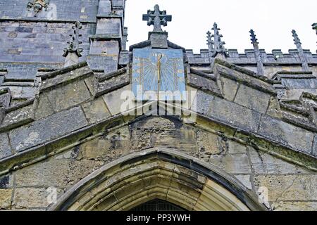 An einem bewölkten Tag genommen, die Alte schlichte Architektur der St. Mary's Kirche zu erfassen, im Tickhill, Doncaster. Stockfoto