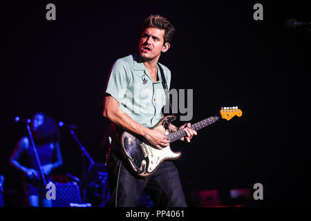 Musik Künstler JOHN MAYER führt in Nord-carolina als Teil seiner Tour 2017. John Clayton Mayer ist ein US-amerikanischer Sänger und Songwriter, Gitarrist und Musikproduzent. Stockfoto