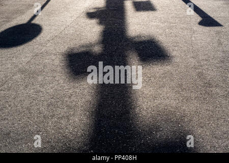 Berlin, Deutschland, 31. August 2018: Nahaufnahme der Schatten von Lamp Post und Verkehr Zeichen Stockfoto