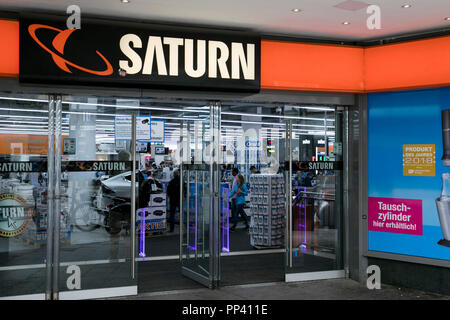 Ein logo Zeichen außerhalb des Saturn Store in München, Deutschland, am 25. August 2018. Stockfoto