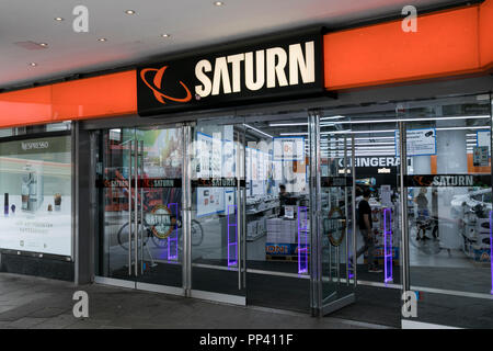 Ein logo Zeichen außerhalb des Saturn Store in München, Deutschland, am 25. August 2018. Stockfoto