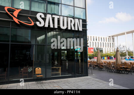 Ein logo Zeichen außerhalb des Saturn Store in München, Deutschland, am 26. August 2018. Stockfoto