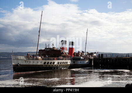 Der letzte See Raddampfer der Welt. Das Waverley in Helensburgh Pier auf den Fluss Clyde, Argyll, Schottland Stockfoto