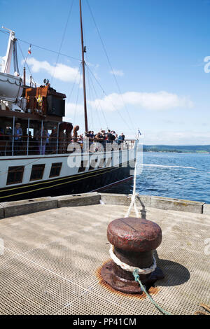 Raddampfer Waverley in Helensburgh Pier am Fluss Clyde in Schottland. Der letzte See Raddampfer der Welt. Stockfoto