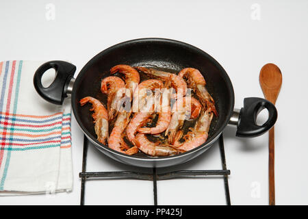 Reis mit Champignons und Krabben. Schritt für Schritt. Zubereitetes Gericht: BT6 X3E Stockfoto