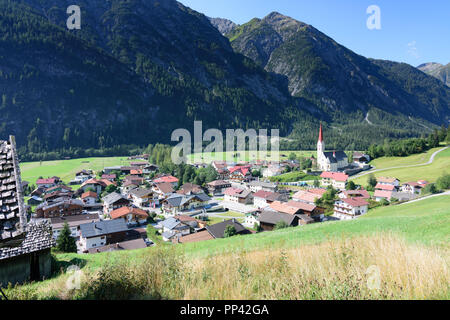 Holzgau: Lechtal (Tal des Flusses Lech) und das Dorf Holzgau, Lechtal, Tirol, Tirol, Österreich Stockfoto