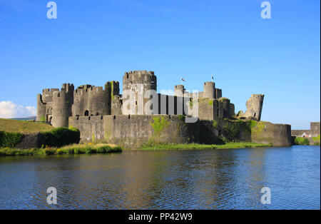 Caerphilly Castle in South Wales UK an einem sonnigen Sommertag