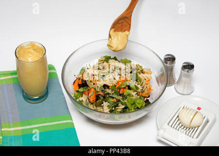 Nudelsalat mit Muscheln. Schritt für Schritt. Zubereitetes Gericht: BWCDCJ Stockfoto