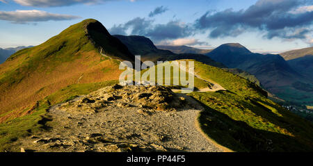 Catbells aus Skelgill Bank, im frühen Licht gefangen, Cumbria, England Stockfoto